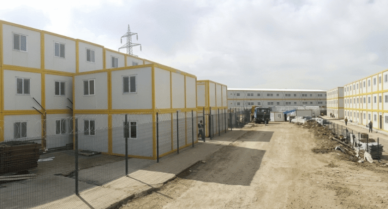 Alyans Prefabrik tarafından kurulan, şantiye sahasında yüksek kapasiteli barınma alanı sunan üç katlı modüler yatakhane konteyner yerleşkesi.