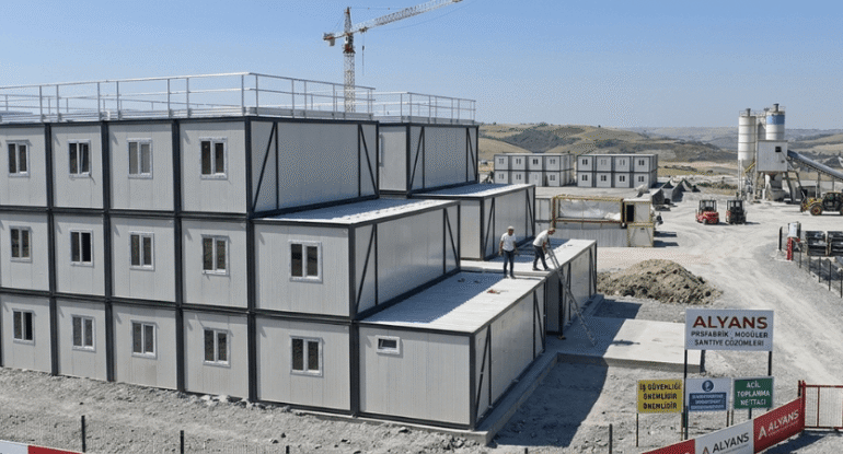 Alyans Prefabrik tarafından kurulan üç katlı modüler kompleksi ve profesyonel şantiye yerleşkesi çözümleri.