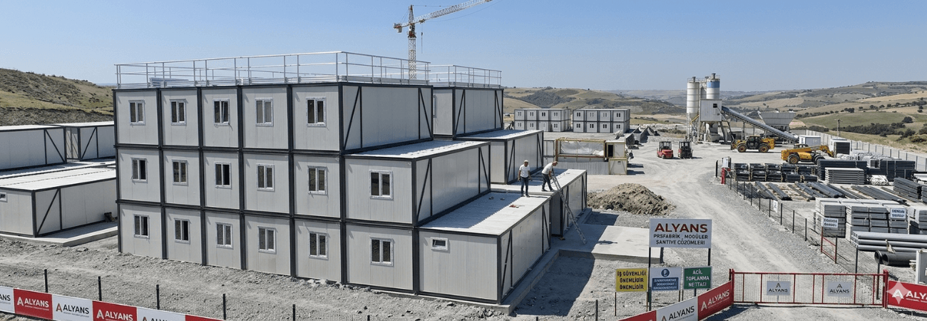 Alyans Prefabrik tarafından kurulan üç katlı modüler kompleksi ve profesyonel şantiye yerleşkesi çözümleri.