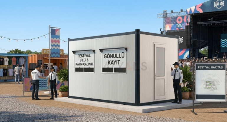 Bir festival alanında yer alan, üzerinde "Festival Bilgi & Kayıp-Çalıntı" ve "Gönüllü Kayıt" yazan pencereleri bulunan, sandviç panel duvarlı ve antrasit detaylı Alyans Prefabrik modüler etkinlik kabini.