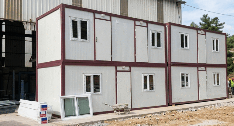 Alyans Prefabrik tarafından üretilen, şantiye kullanımı için tasarlanmış iki katlı modüler prefabrik yatakhane binası.