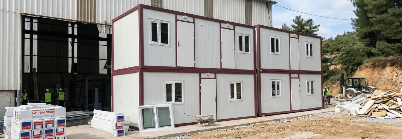 Alyans Prefabrik tarafından üretilen, şantiye kullanımı için tasarlanmış iki katlı modüler prefabrik yatakhane binası.
