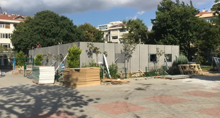 prefabrik okul binası montaj sahası ve yalıtımlı duvar paneli istifleme alanı.