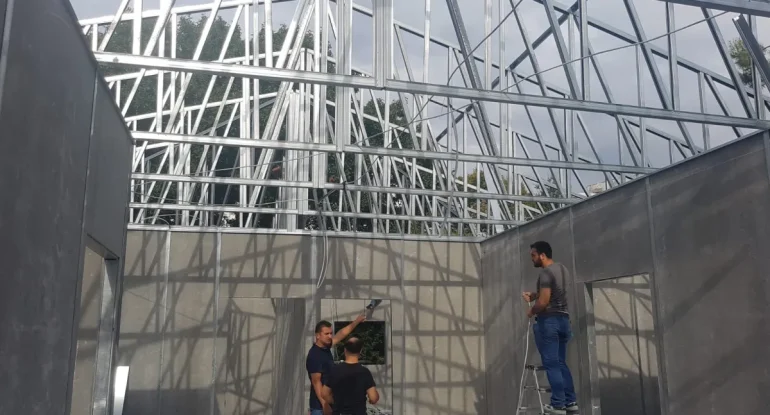prefabrik okul binası tavan tesisat çekimi ve iç mekan elektrik altyapı hazırlığı.
