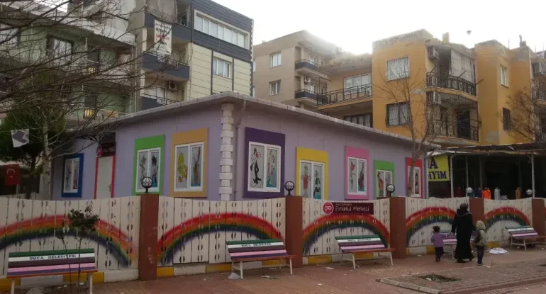 Anahtar teslim tamamlanmış prefabrik anaokulu binası projesi ve modern derslik yerleşkesi dış cephe görünümü.