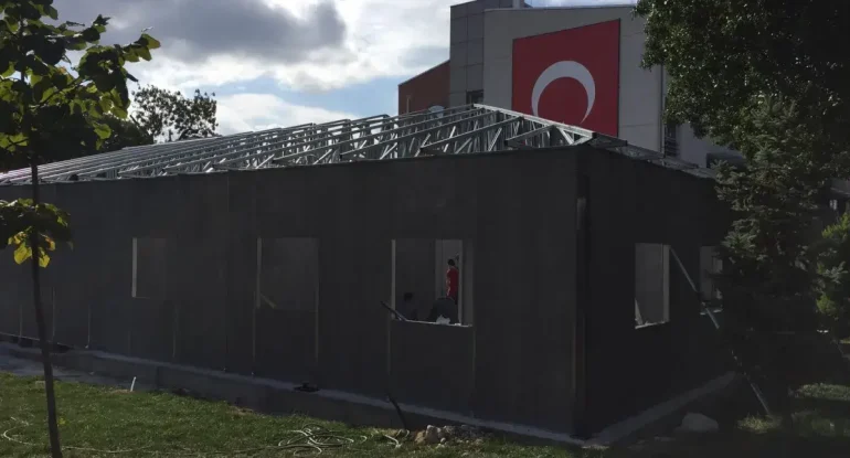 Kamu kurumlarına uygun, çelik çatı makaslı prefabrik okul binası projesi ve modern derslik yerleşkesi montajı.