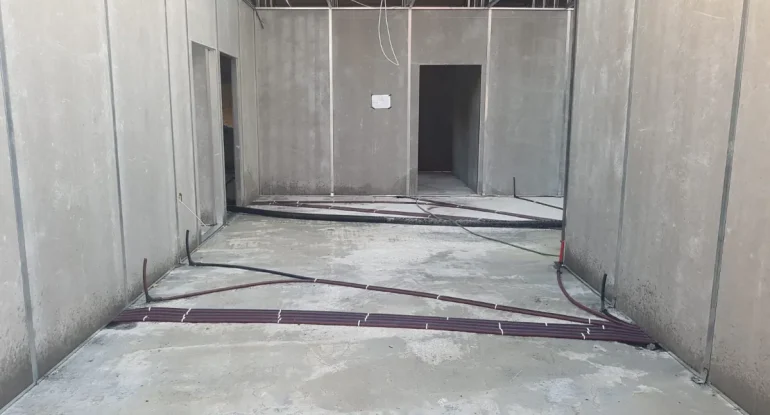 Prefabrik okul binası iç mekan panel montajı ve gizli elektrik-su tesisatı altyapı hazırlık süreci.