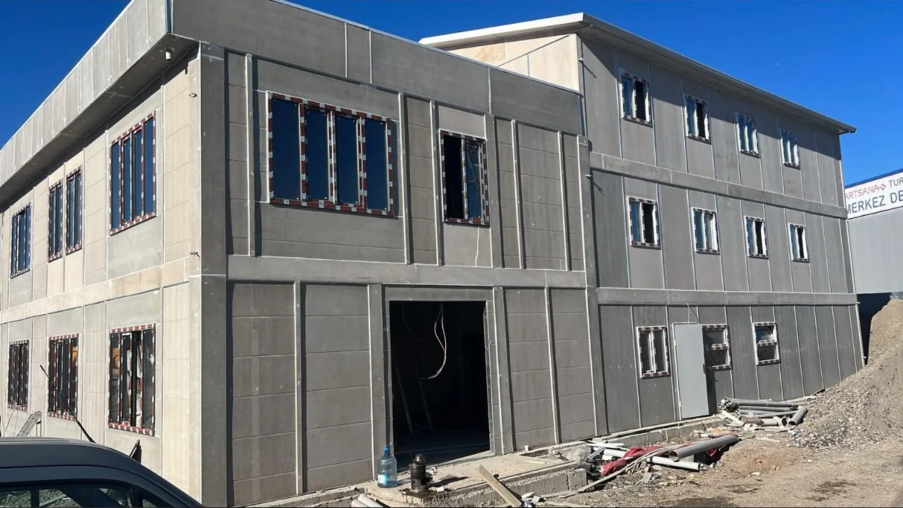 1000 m² İki Katlı Ofis ve Üç Katlı İşçi Yatakhanesi